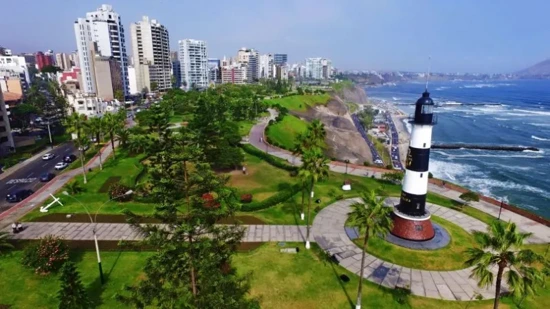 Walk along the Malecón of Miraflores