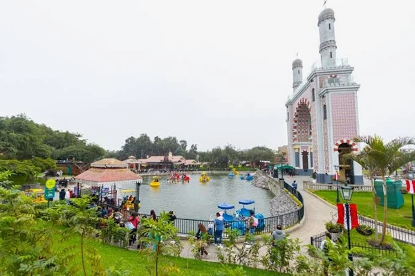 Spend time at Parque de la Amistad