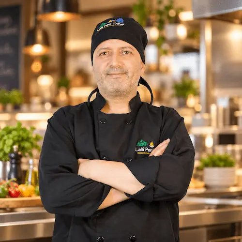 Chef peruano en cocina cálida